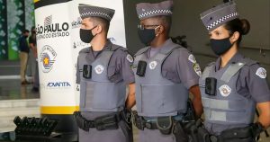 Implantação do uso de câmeras por policiais reduziu em 63,7% a letalidade em dois anos