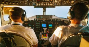 Como pilotos de avião reagem em situações de emergência? Simulador criado na USP vai investigar