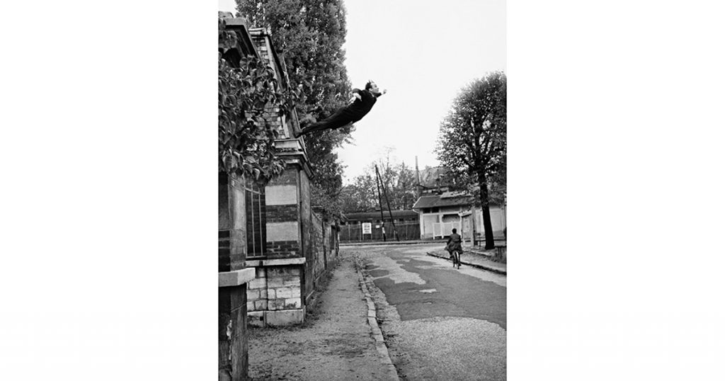 Yves Klein, Leap into the Void, 1960. Registro fotográfico, 25,9 x 20 cm - Foto: Photo © Harry Shunk and Janos Kender J.Paul Getty Trust. The Getty Research Institute, Los Angeles. (2014.R.20) © The Estate of Yves Klein c/o ADAGP, Paris