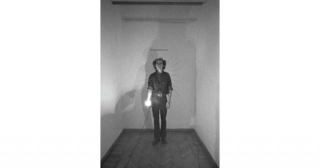 Antonio Dias em frente a The Illustration of Art, 1972 - Foto: Gabriele Basilico