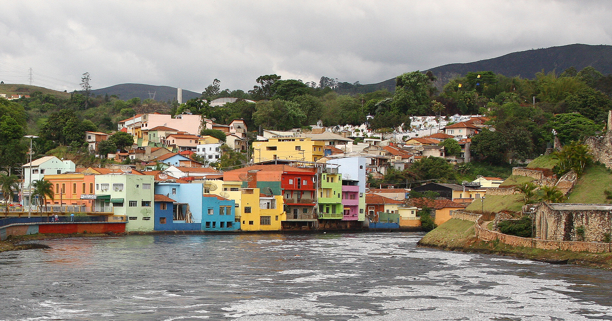 Vista do rio Tietê, que banha a cidade paulista de Pirapora do Bom Jesus, que também aparece em segundo plano na imagem