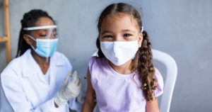 Pandemia, ano 3: entraves à vacinação de crianças fecham ano de luta e prenunciam desafios em 2022