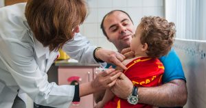 Médicos de hospital da USP lançam documento para esclarecer sobre vacinação infantil