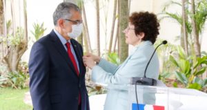 Reitor da USP é condecorado com a mais alta honraria do governo francês