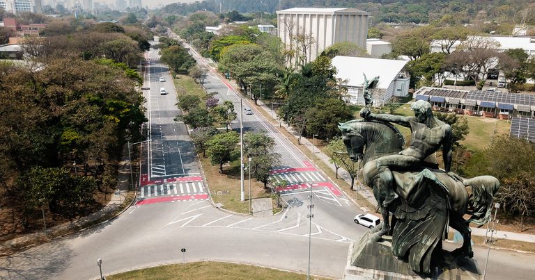 Visão aérea de parte do campus da USP com a estátua de Ramos de Azevedo e a perspectiva de duas ruas