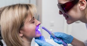 Uso de luz LED violeta aumenta eficiência do clareamento dental com gel