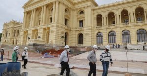Reitor visita as obras do edifício-monumento do Museu do Ipiranga