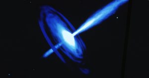 Simulação em computador revela como “aceleradores de partículas” nos buracos negros produzem raios cósmicos