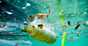 Plásticos descartados no oceano se transformam e geram impactos climáticos