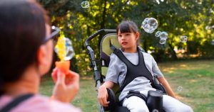 Guia apresenta atividades e brincadeiras que ajudam crianças com paralisia cerebral