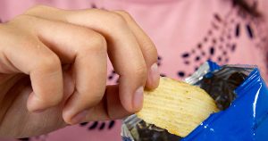 “Grazing”: o que o hábito de beliscar comida pode revelar sobre a nossa saúde mental?