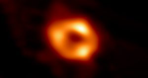 Rede internacional de telescópios capta primeira imagem do buraco negro que fica no centro da Via Láctea