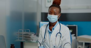 Pele negra em jalecos brancos: experiência e relato sobre racismo na medicina