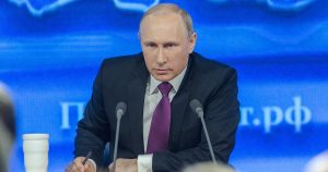 Eleito para o quinto mandato, Putin mantém popularidade na Rússia e controvérsia no Ocidente