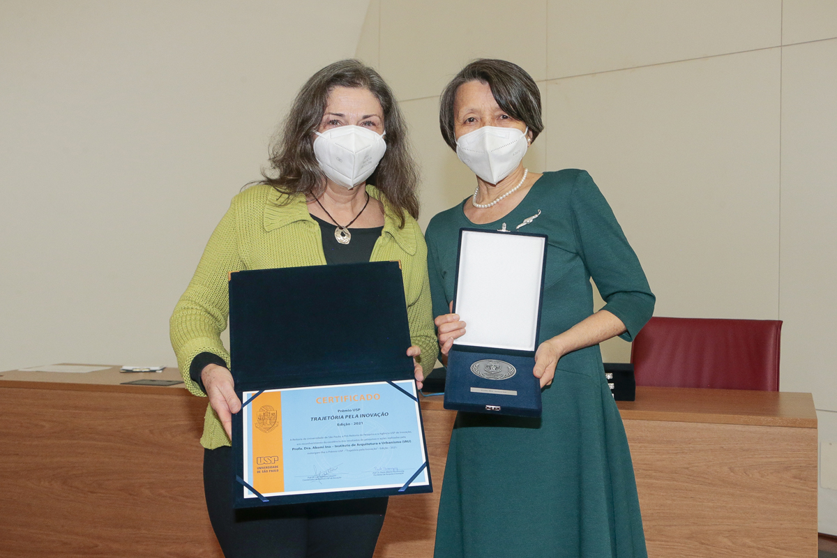 A professora do IAU, Eulália Portela Negrelos, entregou o prêmio à laureada Akemi Ino (à direita) – Foto: Marcos Santos/USP Imagens