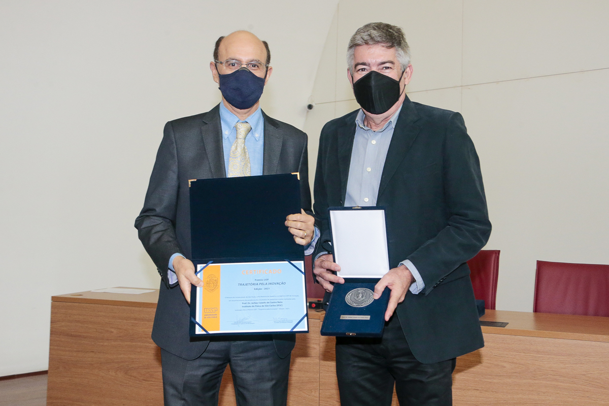 O diretor do IFSC, Osvaldo Novais de Oliveira Junior, entregou o prêmio ao professor Jarbas Caiado de Castro Neto (à direita) – Foto: Marcos Santos/USP Imagens