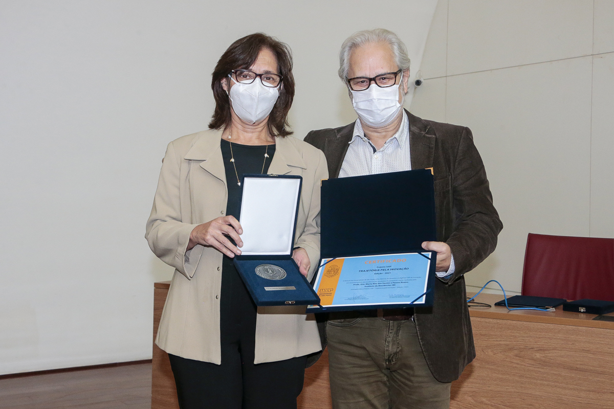 O diretor do IB, Marcos Silveira Buckeridge, entregou o prêmio à professora Maria Rita dos Santos e Passos Bueno (à esquerda) – Foto: Marcos Santos/USP Imagens
