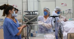 Dificuldades no controle da pandemia aumentaram transmissão de bactéria resistente em ambiente hospitalar