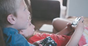 Pesquisa internacional sugere que videogames podem estimular inteligência de crianças