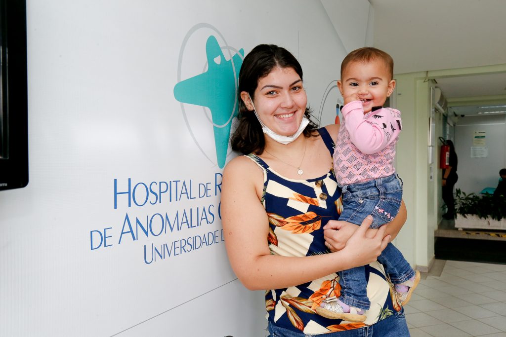 Brenda Kaweine Marques e a filha Ayla Caroline Marques da Silva, pacientes do HRAC - Foto: Cecília Bastos/USP Imagem