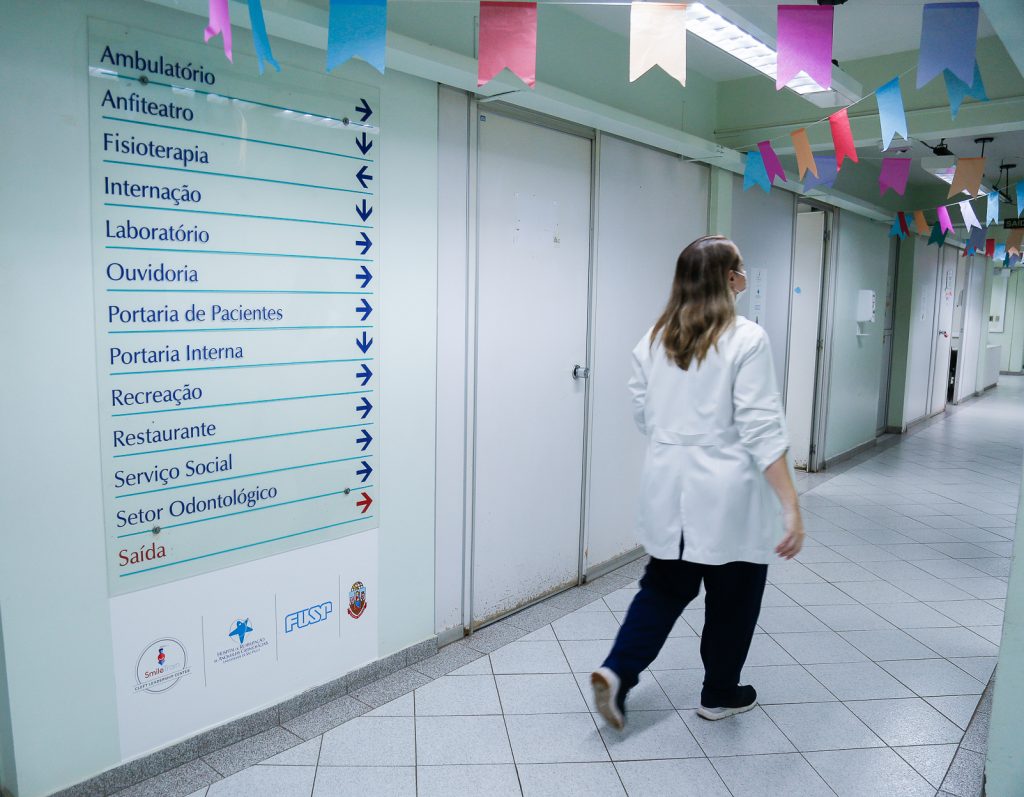 Indicação dos ambulatórios e recepção do Hospital de Reabilitação de Anomalias Craniofaciais da USP - Foto: Cecília Bastos/USP Imagens