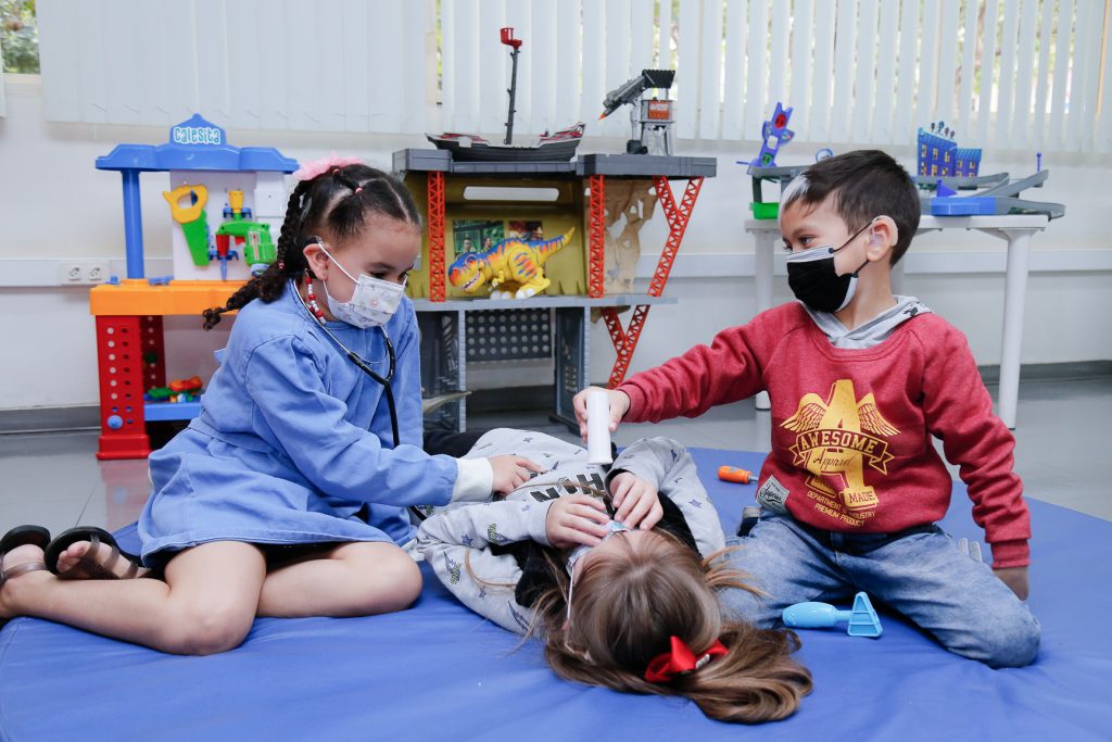 Crianças pacientes brincam no Setor de Educação e Recreação do Hospital de Reabilitação de Anomalias Craniofaciais da USP (HRAC - USP) - Foto: Cecília Bastos/USP Imagens