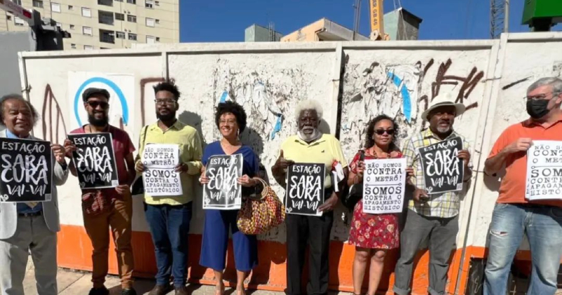 Manifestantes visitam o canteiro de obras onde será a futura estação 14 Bis, do metrô, no bairro do Bixiga - Foto: Coletivo Saracura Vai-Vai