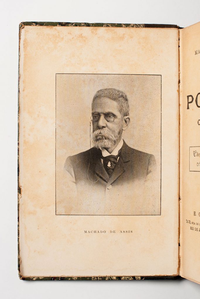 Foto de Machado de Assis publicada na primeira edição de Poesias completas (1901). É o único livro publicado durante a vida do escritor a trazer uma foto sua.