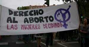 Mobilização popular, negociação social e acolhimento à mulher são chaves para avanços na descriminalização do aborto