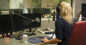 Vozes femininas no radiojornalismo estão rompendo a barreira do monopólio das vozes masculinas