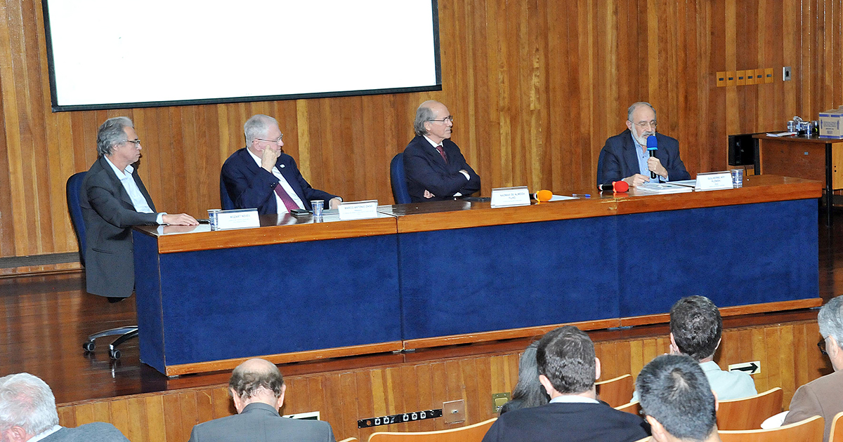 A mesa-redonda sobre o futuro da universidade e a integração com sociedade teve como convidados os professores Ary Plonsky, diretor do Instituto de Estudos Avançados (IEA); o presidente da Fundação de Amparo à Pesquisa do Estado de São Paulo (Fapesp), Marco Antonio Zago; e o pesquisador do IEA de Ribeirão Preto, Mozart Neves. A coordenação foi do professor Naomar de Almeida Filho - Foto: Jorge Maruta / USP Imagens