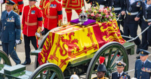 Morte da rainha Elizabeth II levanta questões sobre o governo de seu sucessor, Charles III
