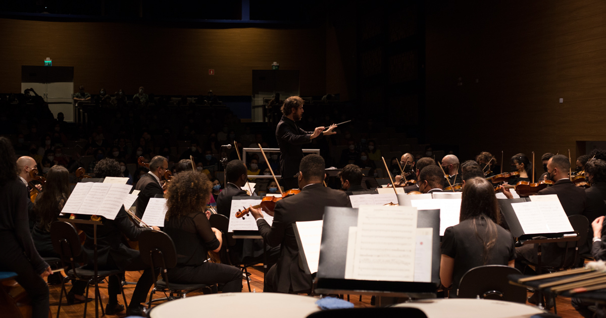 Concerto da Orquestra de Câmara da USP em 2022, sob regência de André Bachur - Foto: Bia Borges