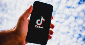 TikTok apresenta perspectiva limitada de sucesso profissional e expõe precarização do trabalho