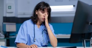 Como a síndrome de burnout afeta os fisioterapeutas que trabalham em UTIs?