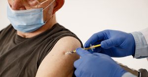 Vacinas contra a covid-19 salvaram até 63 mil idosos nos primeiros oito meses da campanha de imunização no Brasil, indica estudo