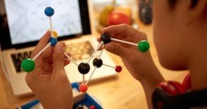 Novos métodos de ensino aproximam a química do dia a dia dos alunos e tornam aulas mais atrativas