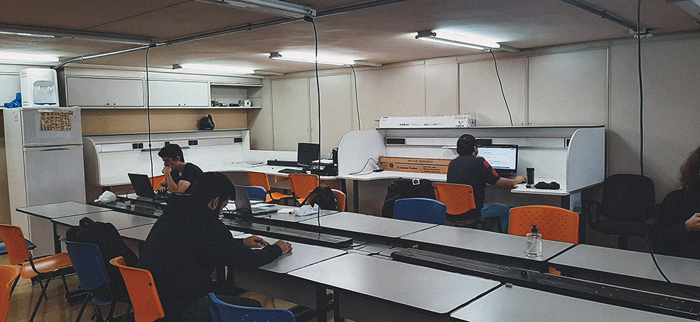 Espaço de estudo de estudantes da Escola Politécnica com computadores montados pelo Cedir - Foto: Ivan Conterno/Jornal da USP