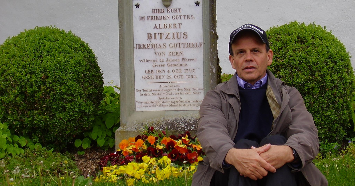 Marcus Mazzari ao lado do túmulo de Albert Bitzius (Jeremias Gotthelf), no Emmental, na Suíça - Foto: Arquivo pessoal