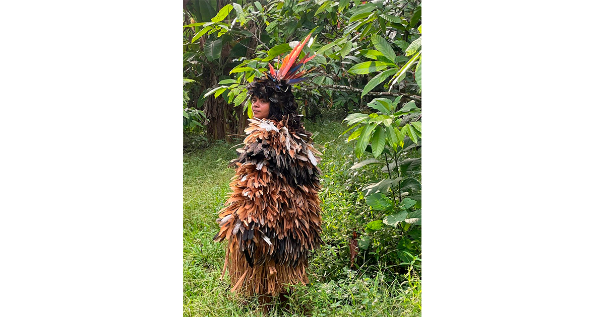 “Assojaba Tupinambá”, 2021, Técnica utilizada de penas variados pássaros desde aves domésticas a silvestres, malha de cordão encerado com cera de abelha jitaí e tiúba, Medida de 90 X 140 cm - Foto: Arquivo pessoal
