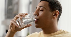 Beber água é importante, mas dois litros por dia não é regra