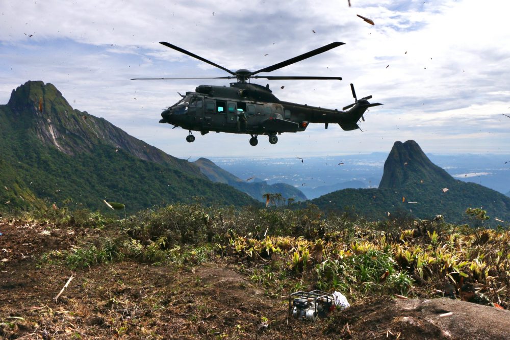 Única forma de acessar o acampamento era pelo ar. Um helicóptero Jaguar do Exército Brasileiro fez várias viagens para transportar equipe e suprimentos; 7 toneladas ao todo - Foto: Herton Escobar/USP Imagens