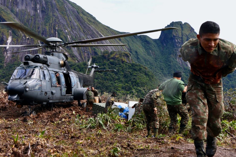 Um helicóptero Jaguar do Exército Brasileiro fez várias viagens para transportar equipe e suprimentos até o acampamento; 7 toneladas e 21 militares ao todo - Foto: Herton Escobar/USP Imagens