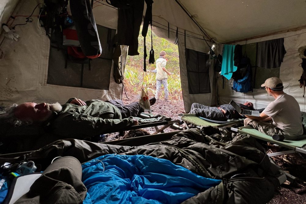 Pesquisadores exaustos descansam em uma das barracas-dormitório da expedição - Foto: Herton Escobar/USP Imagens