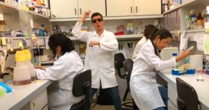 Universitários produzem paródias musicais para ensinar microbiologia
