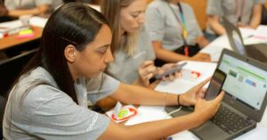 Projeto da USP busca voluntários para formar garotas líderes em tecnologia