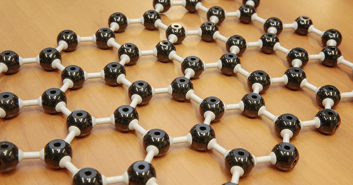 Maquete de átomos simula a disposição plana do grafeno, uma estrutura cristalina de carbono puro. Foto: Marcos Santos/USP Imagens