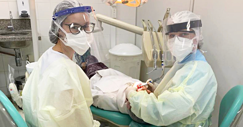 Raissa (à esquerda) atuando na Divisão de Odontologia do HRAC-USP - Foto: Arquivo pessoal