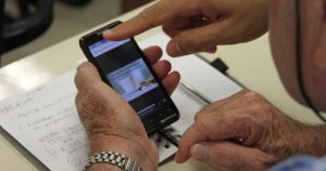 Dificuldades para utilizar smartphones? USP abre curso de letramento digital para 60+