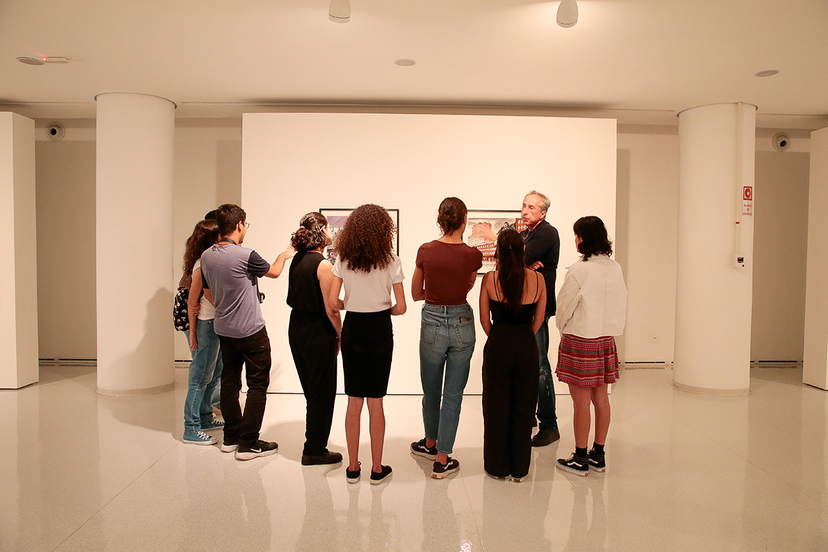 Alunos da Faculdade de Arquitetura e Urbanismo (FAU) da USP em visita guiada à exposição com o artista Sergei Tchoban - Foto: Marcos Santos/USP Imagens